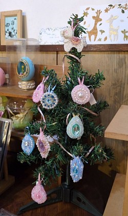 ビーズ刺繍オーナメントのミニツリー/なかはらふみか